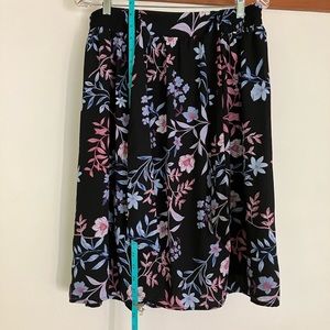 5/$15 Black flowered midi skirt Elle brand Size M